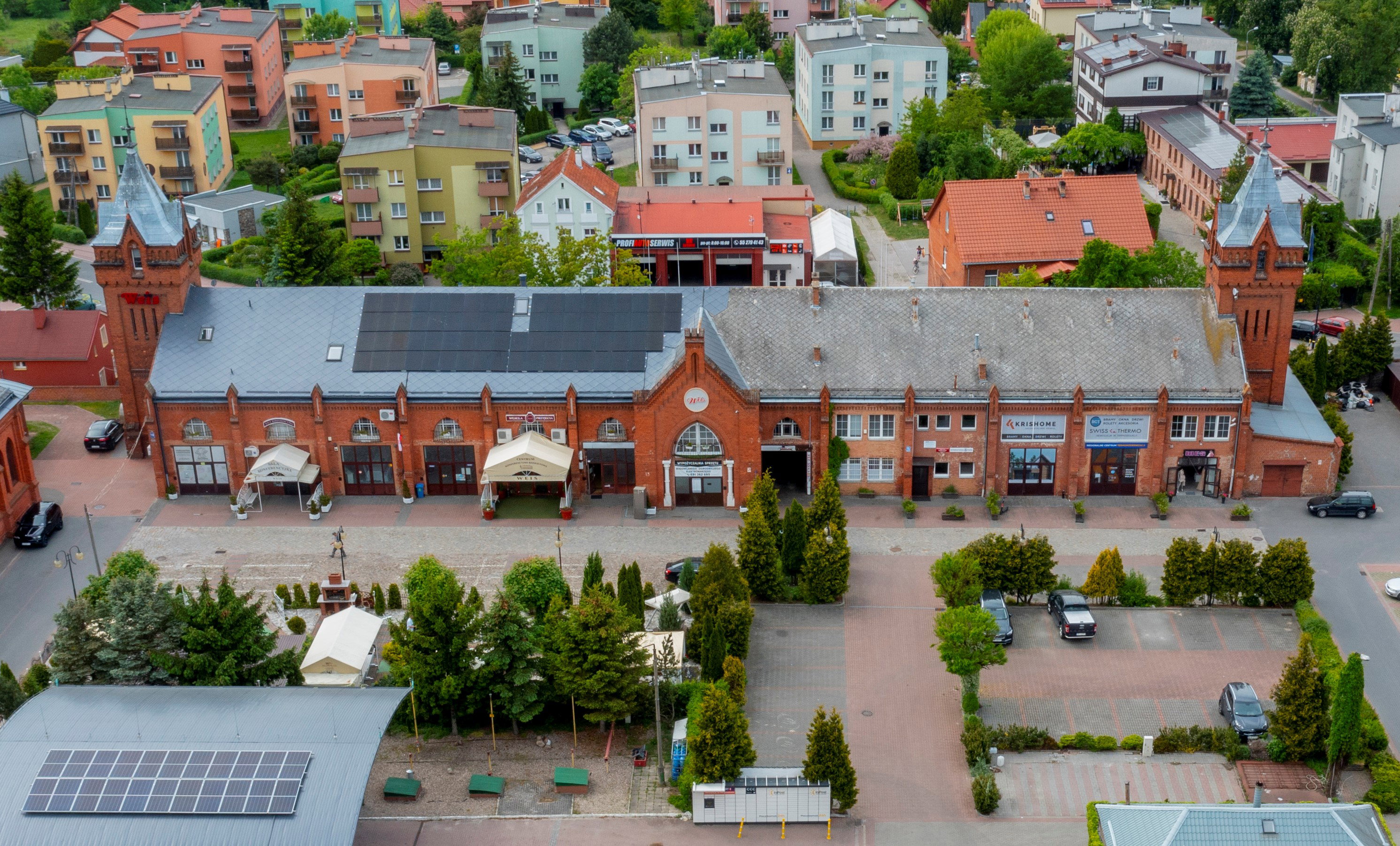 Parking for up to 100 cars.