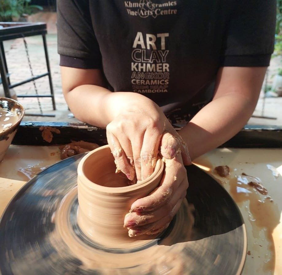 art de fabrication de poterie khmère