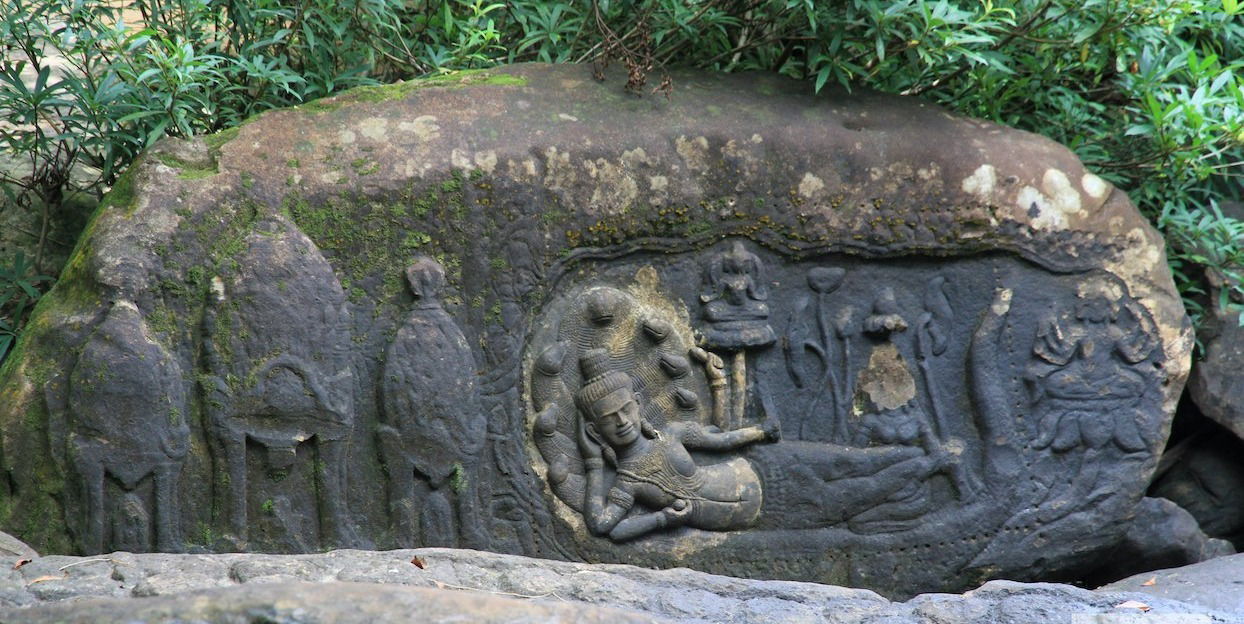 La sculture dans le bloc de roch à Kbal Spean