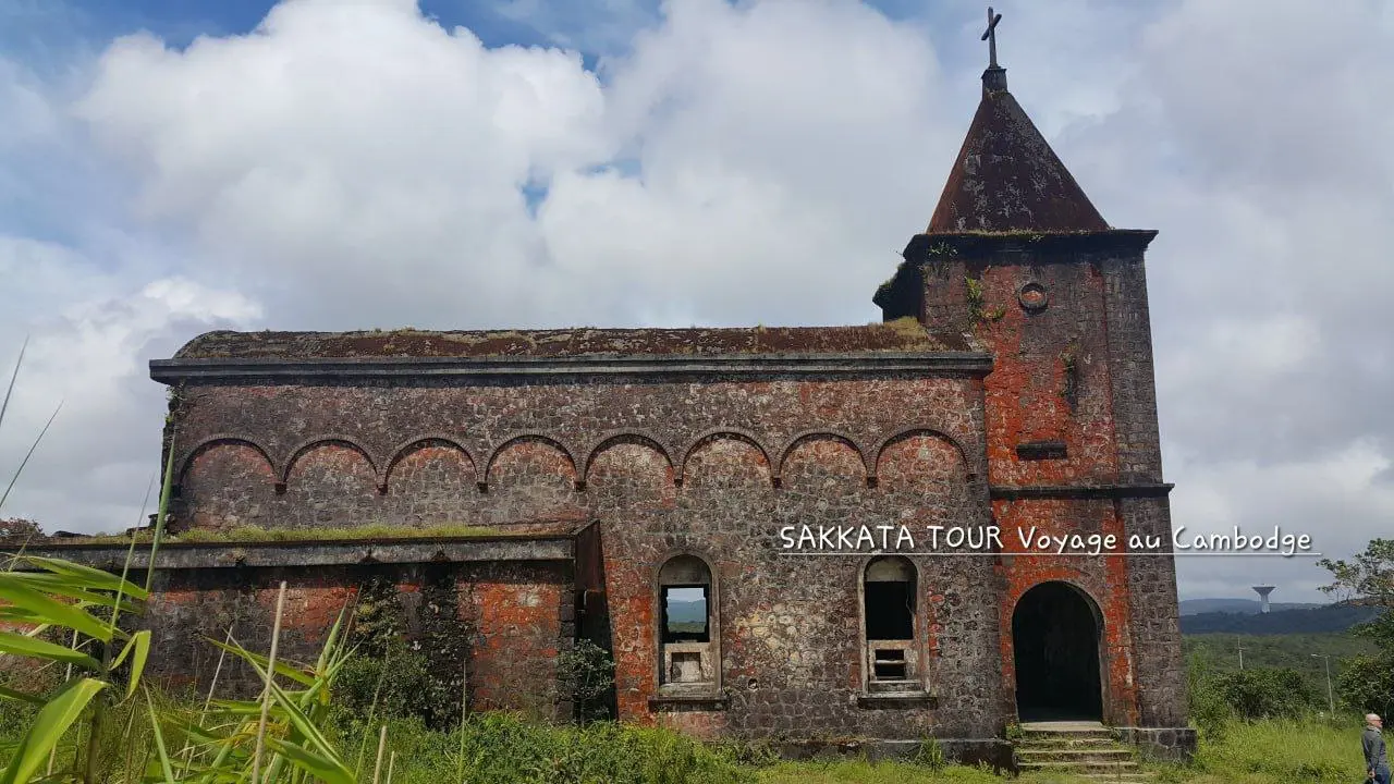 Une ancienne église catholique à Bokor