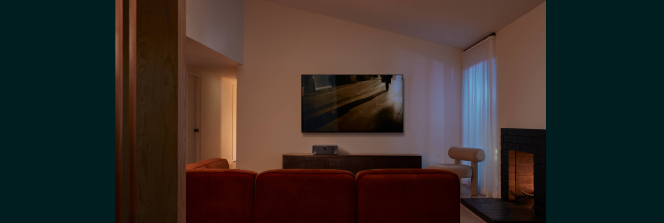 תמונת אוירה של הרסיבר Marantz Cinema 50 מונח על שידה בסלון