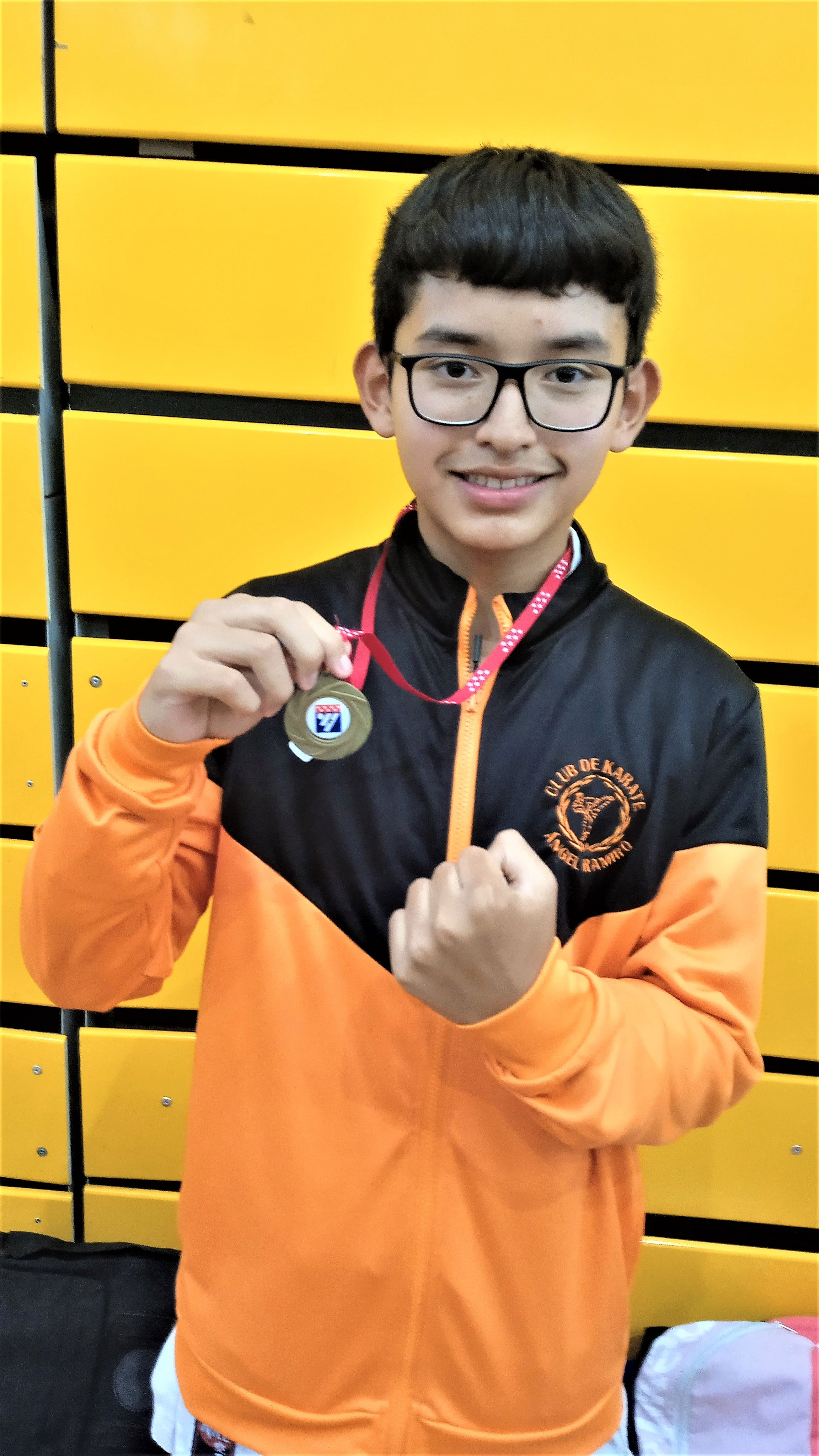 Dustin  en la fase final de los juegos DEUKO 2023 posando con su merecida medalla.