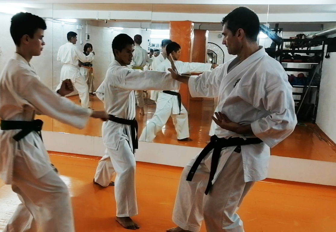 Clase de karate para adultos en Carabanchel.