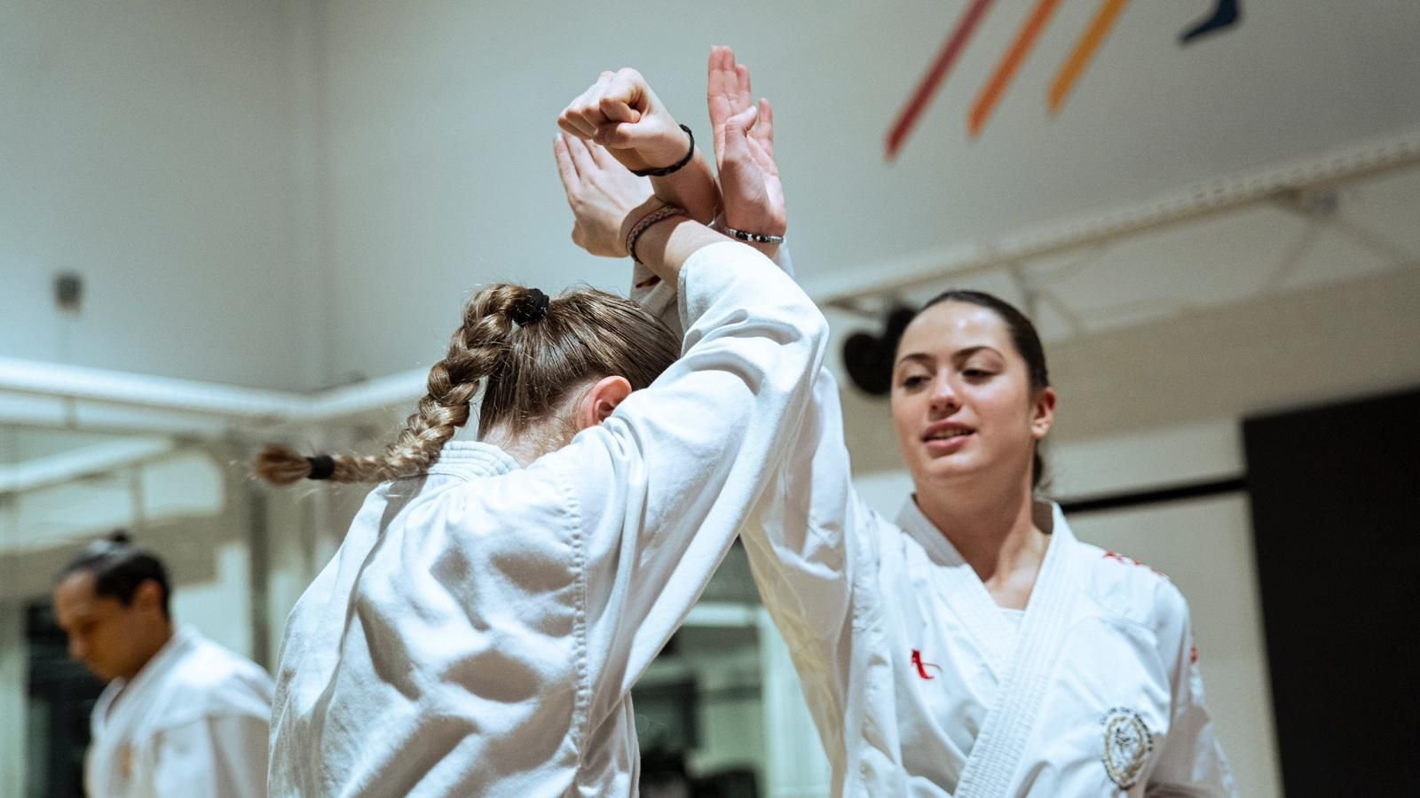 Clases de karate femenino.