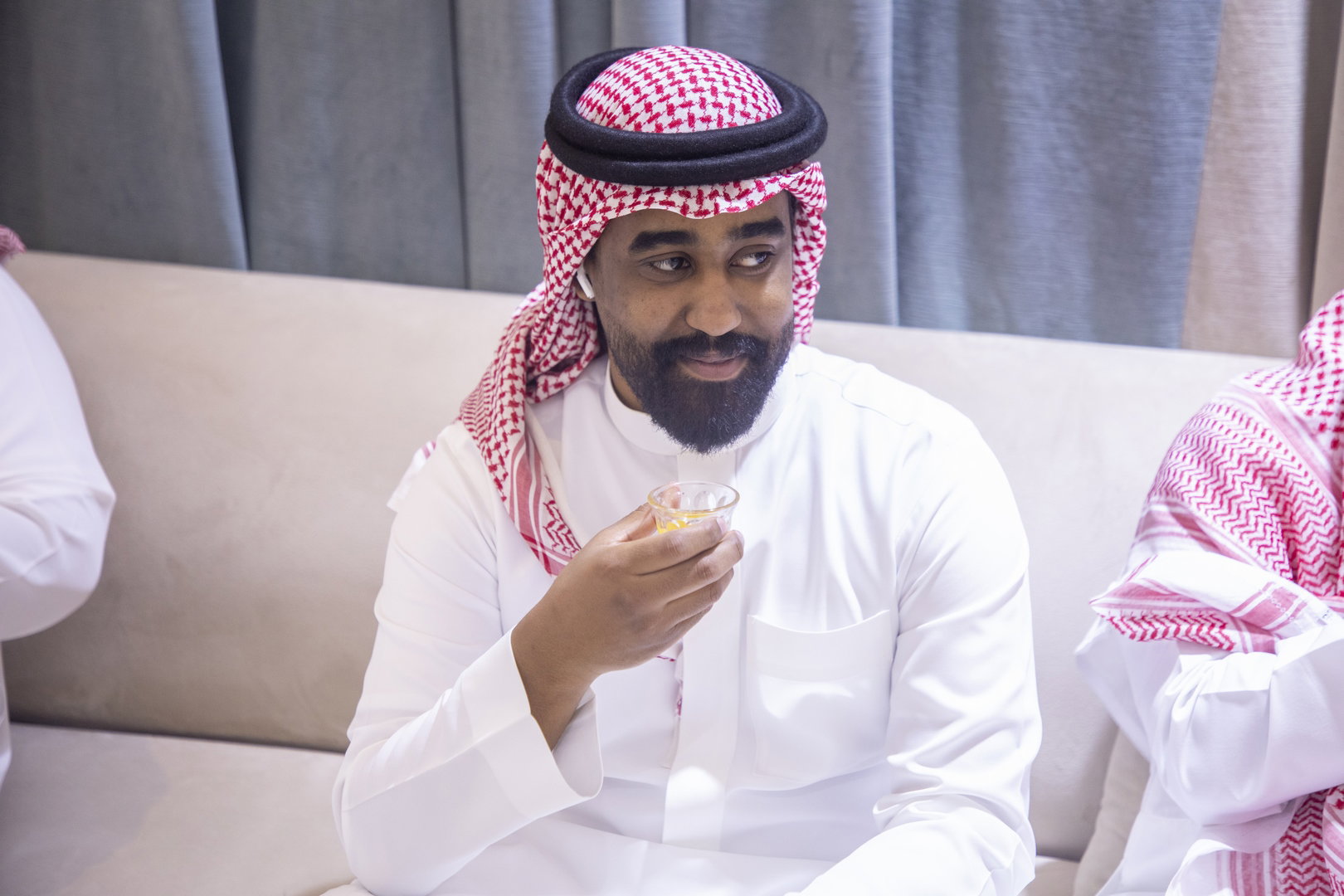 بارك الله لهما وبارك عليهما وجمع بينهما في خير