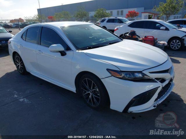 Toyota Camry SE Hybrid 2022 White 2.5L