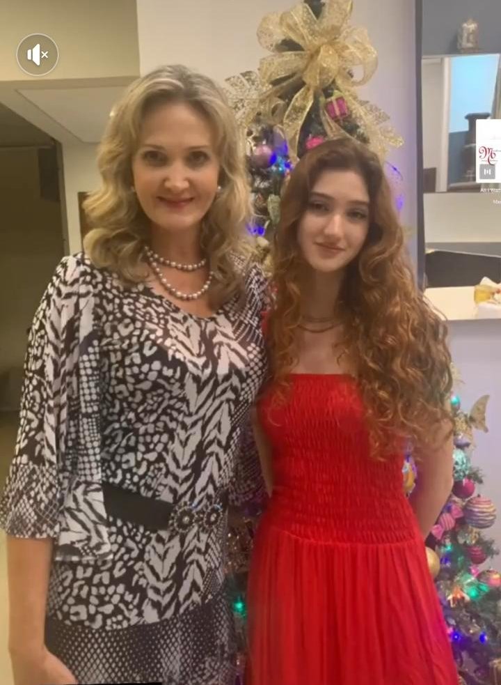 FOTO 06 – Pherla Fischer e a filha Ana Luiza receberam familiares para a Ceia de Natal na bela residência delas no Condomínio Damha.  
