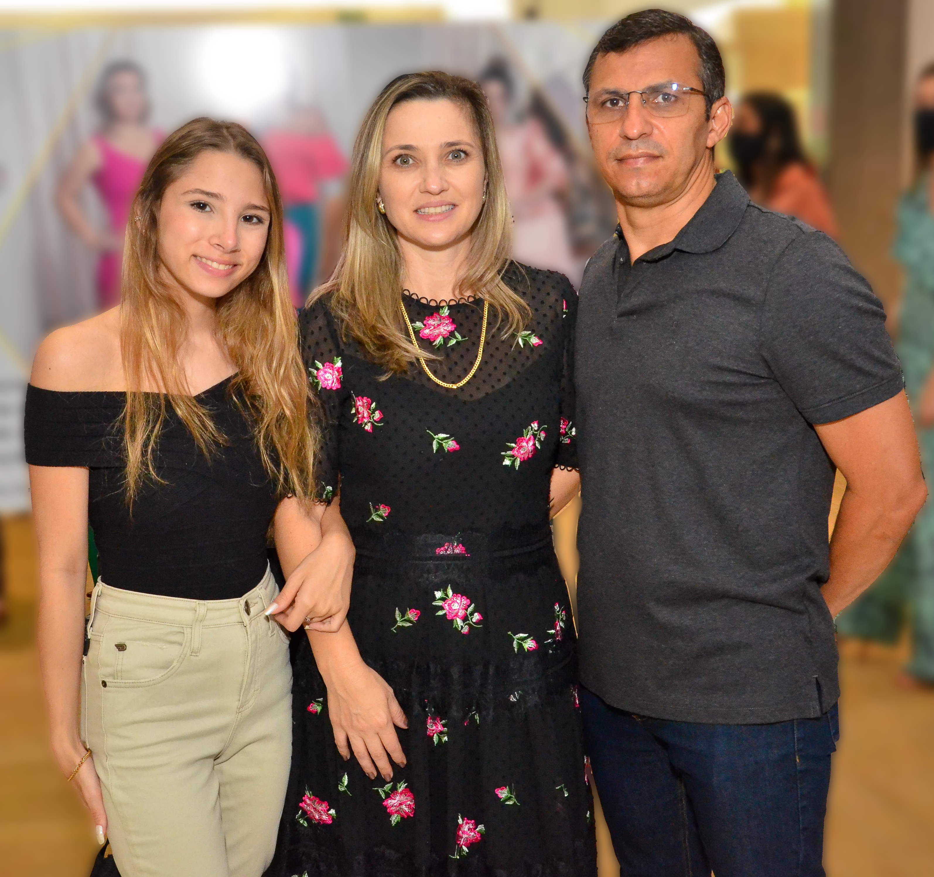 FOTO 08 – O casal Heitor e Marta Nunes junto com a filha Valentini comemoram a entrada de 2022 com a loja Super Kasa toda repaginada e repleta de novidades.