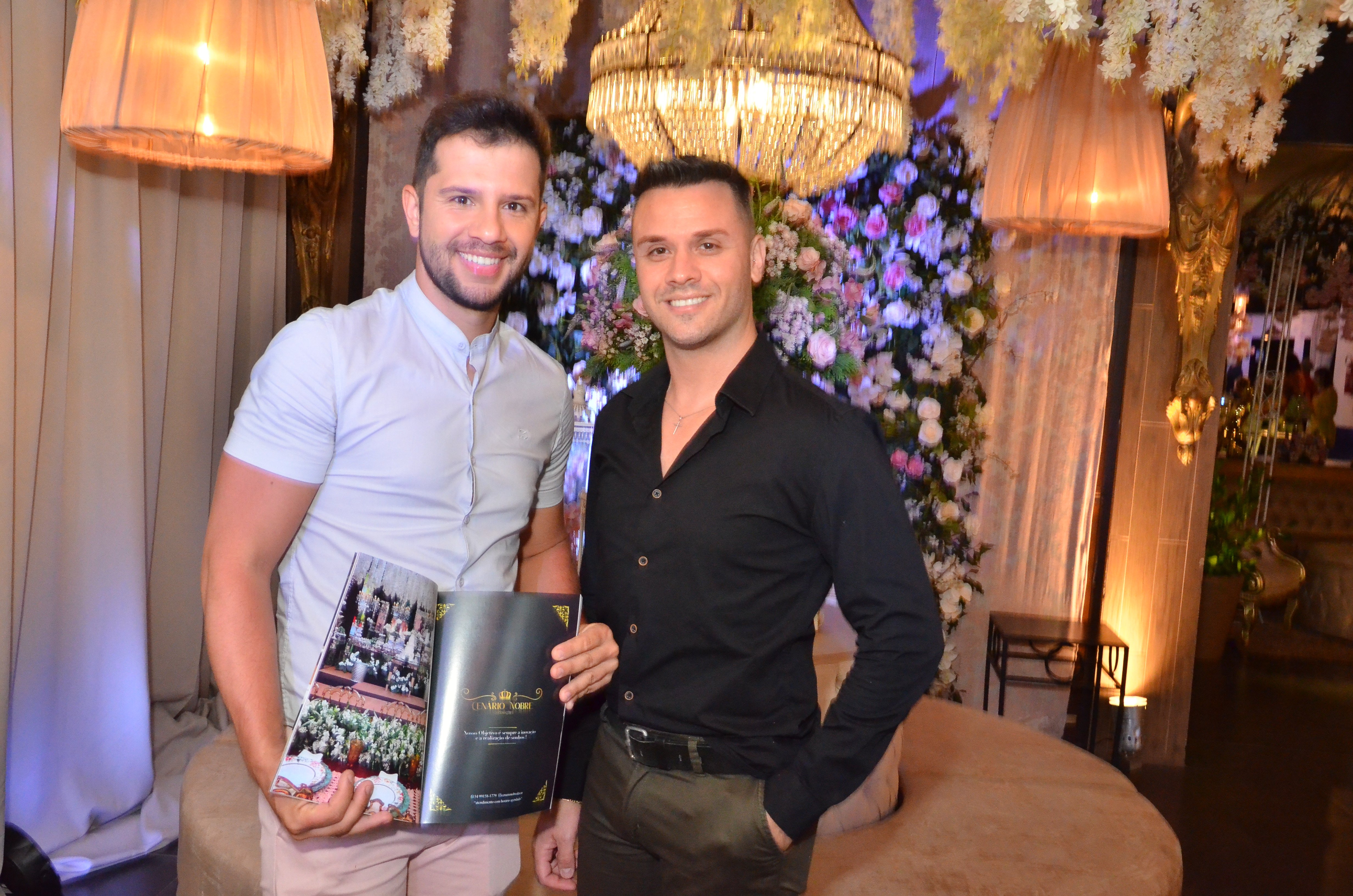 Os irmãos Gustavo e Flávio Castro Fernandes, os mais elogiados da noite, pela deslumbrante decoração do Parthenon Vip para o lançamento da 24ª edição da revista Mulheres.
