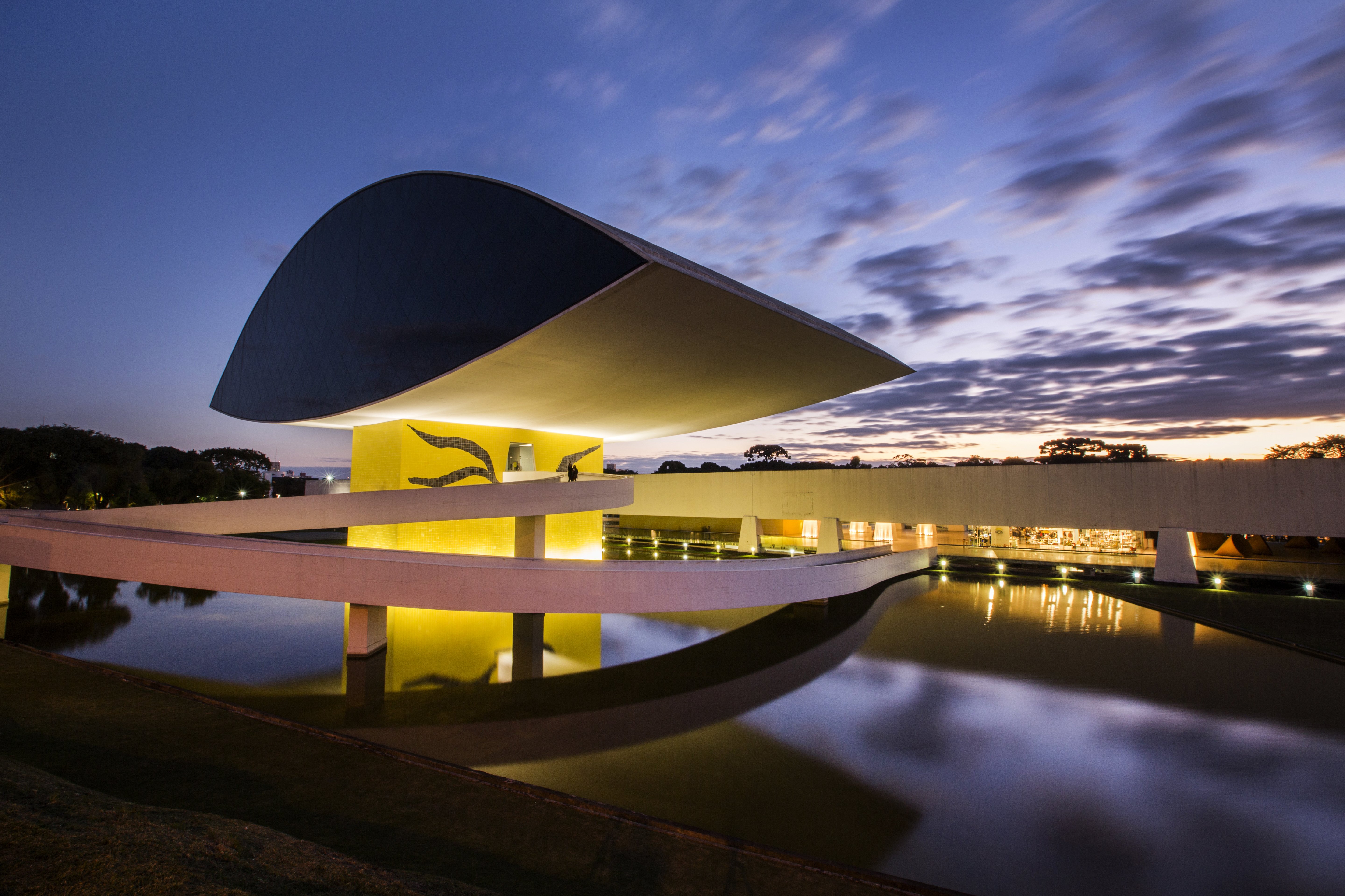 Museu Oscar Niemeyer, exemplo da Arquitetura aliada à Arte - Curitiba/PR