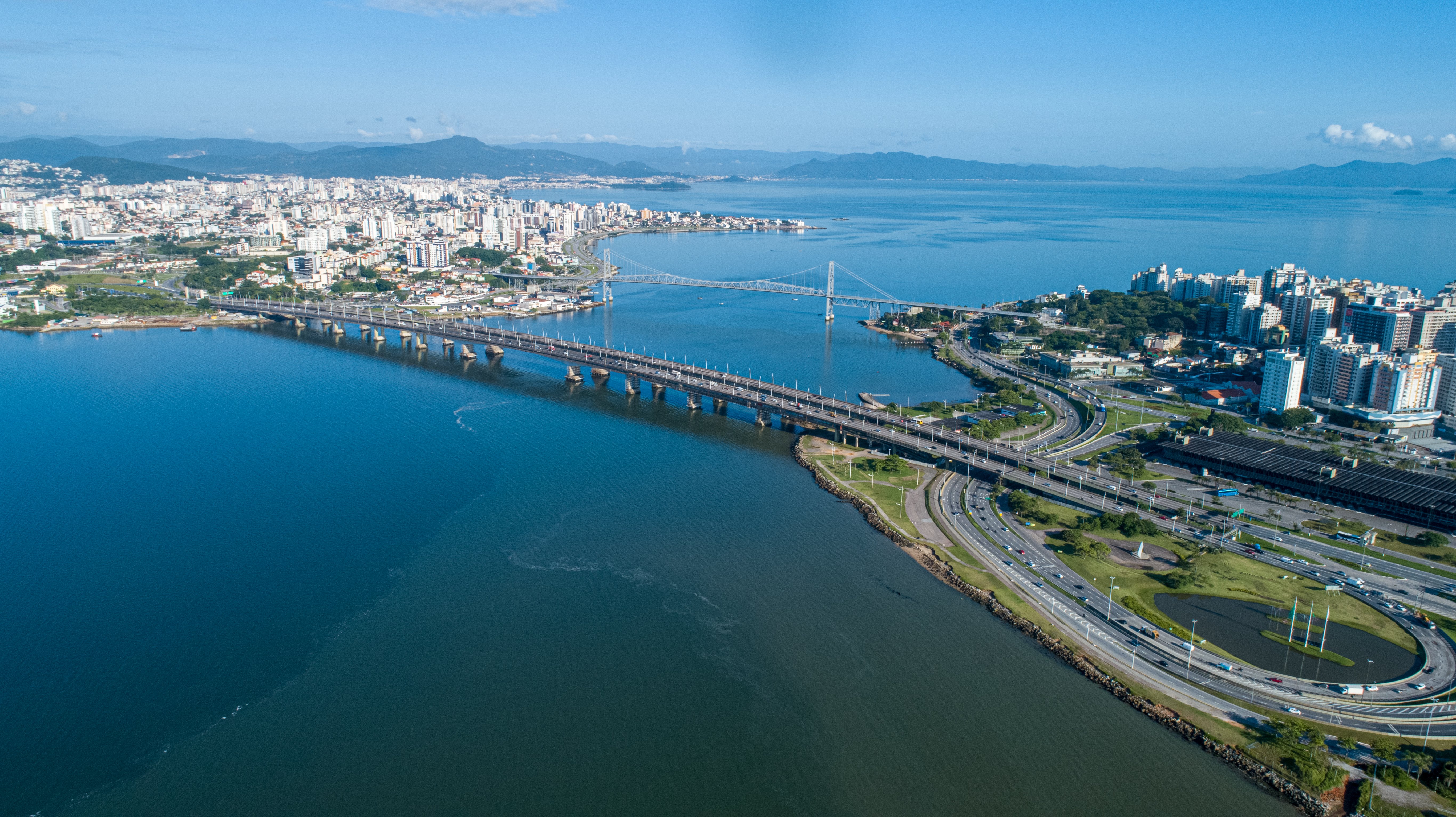 Foto aérea das duas pontes conectando a ilha de Florianópolis/SC