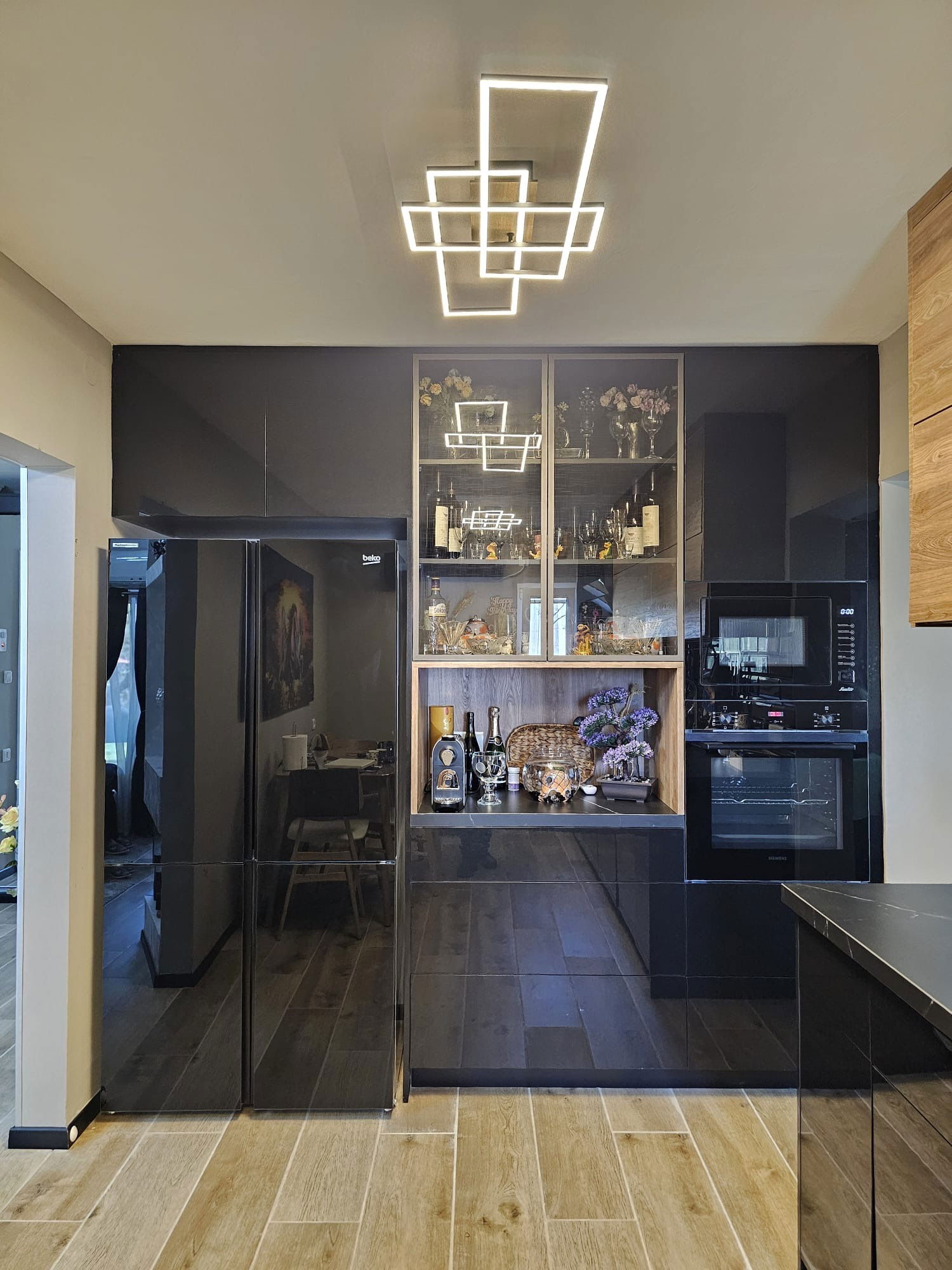 Modern glossy black kitchen combined with wood