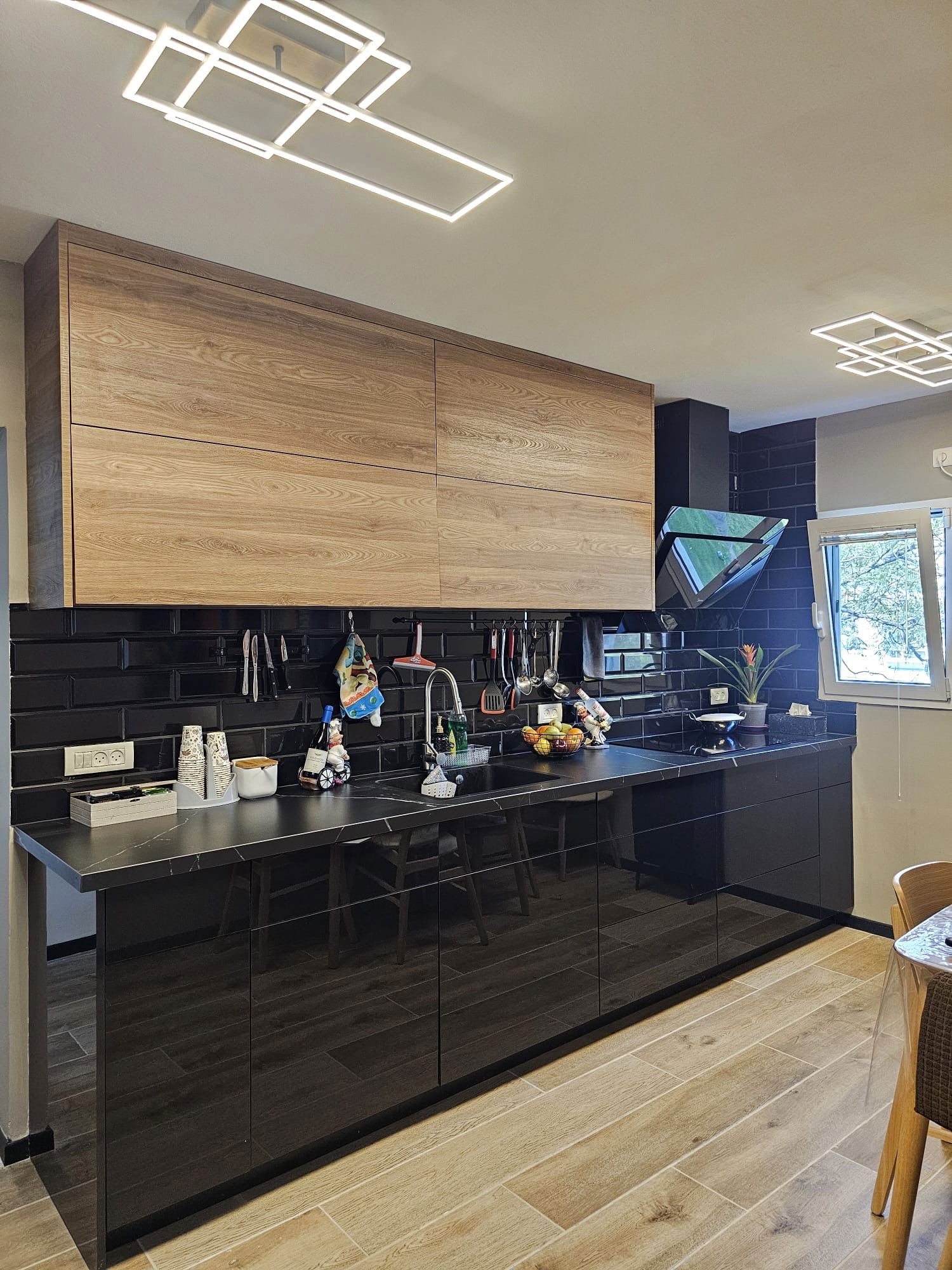 Modern glossy black kitchen combined with wood