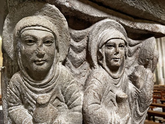 Amigos del Románico. Mozac. Capitel recuperado de la Resurrección. Santas Mujeres (Foto Alfonso Crespo)
