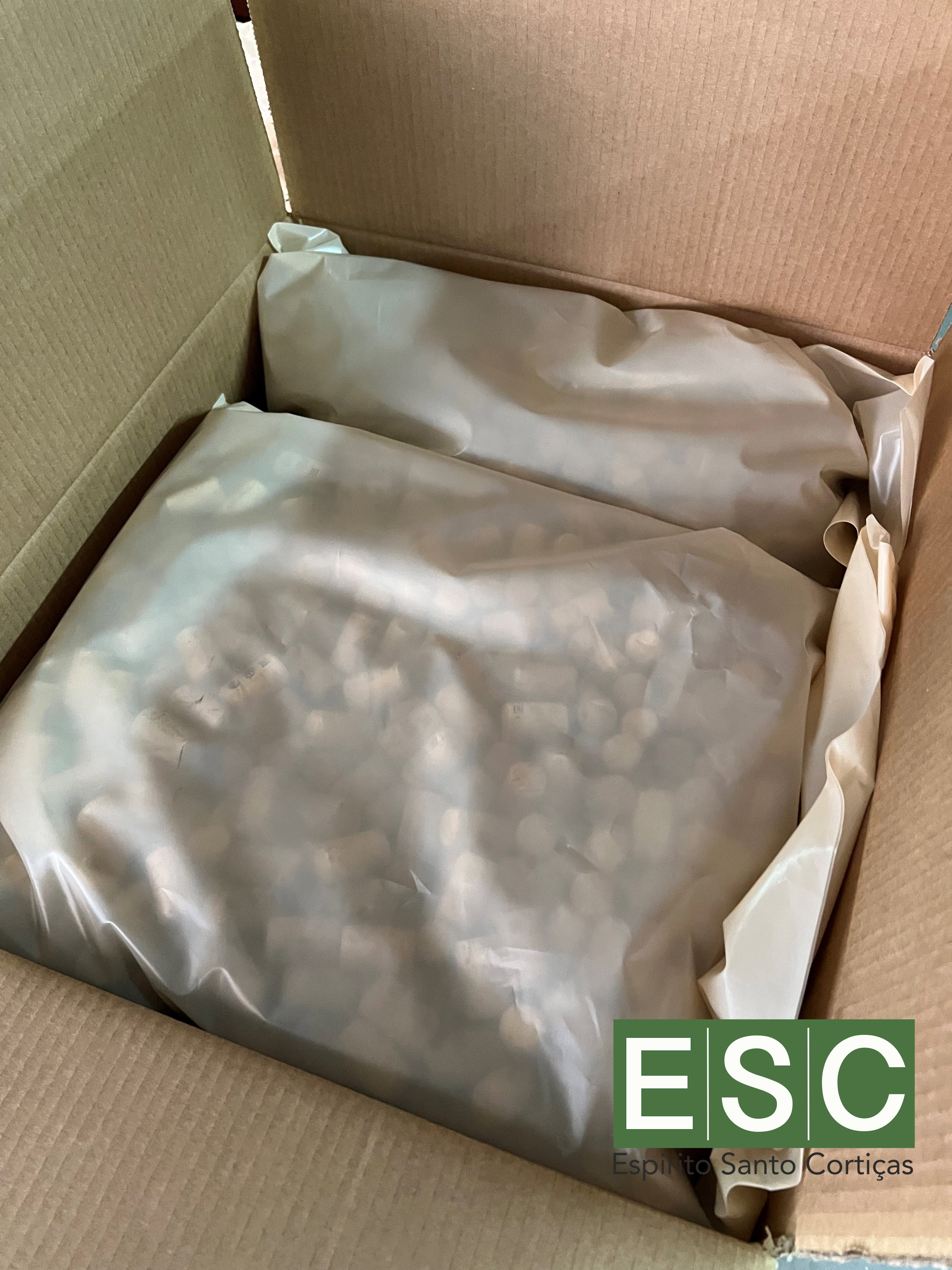 Cajas de cartón o bolsas de rafia