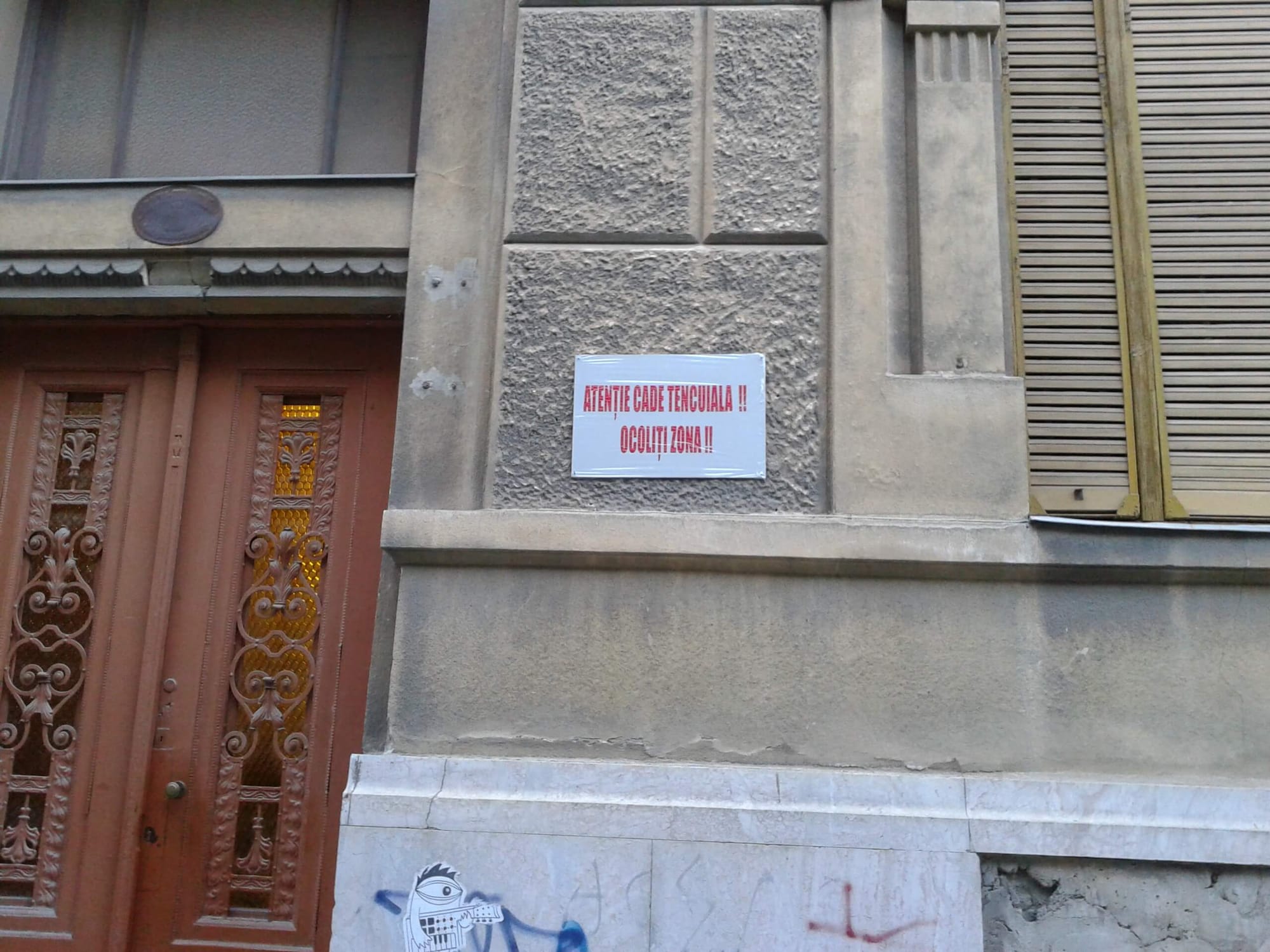 vigyazat esik a vakolat