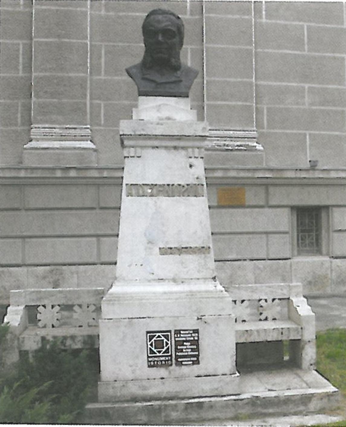 bustul lui Alexandru D. Xenopol in fata Palatului Cultural din Arad