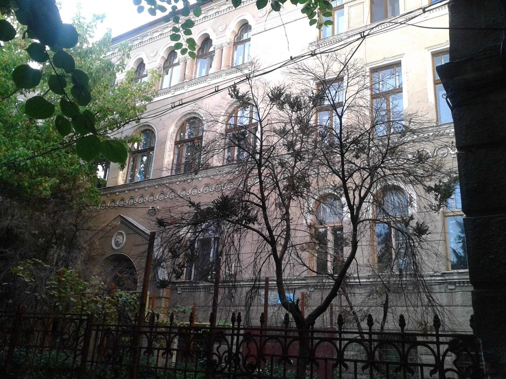 Román léányiskola