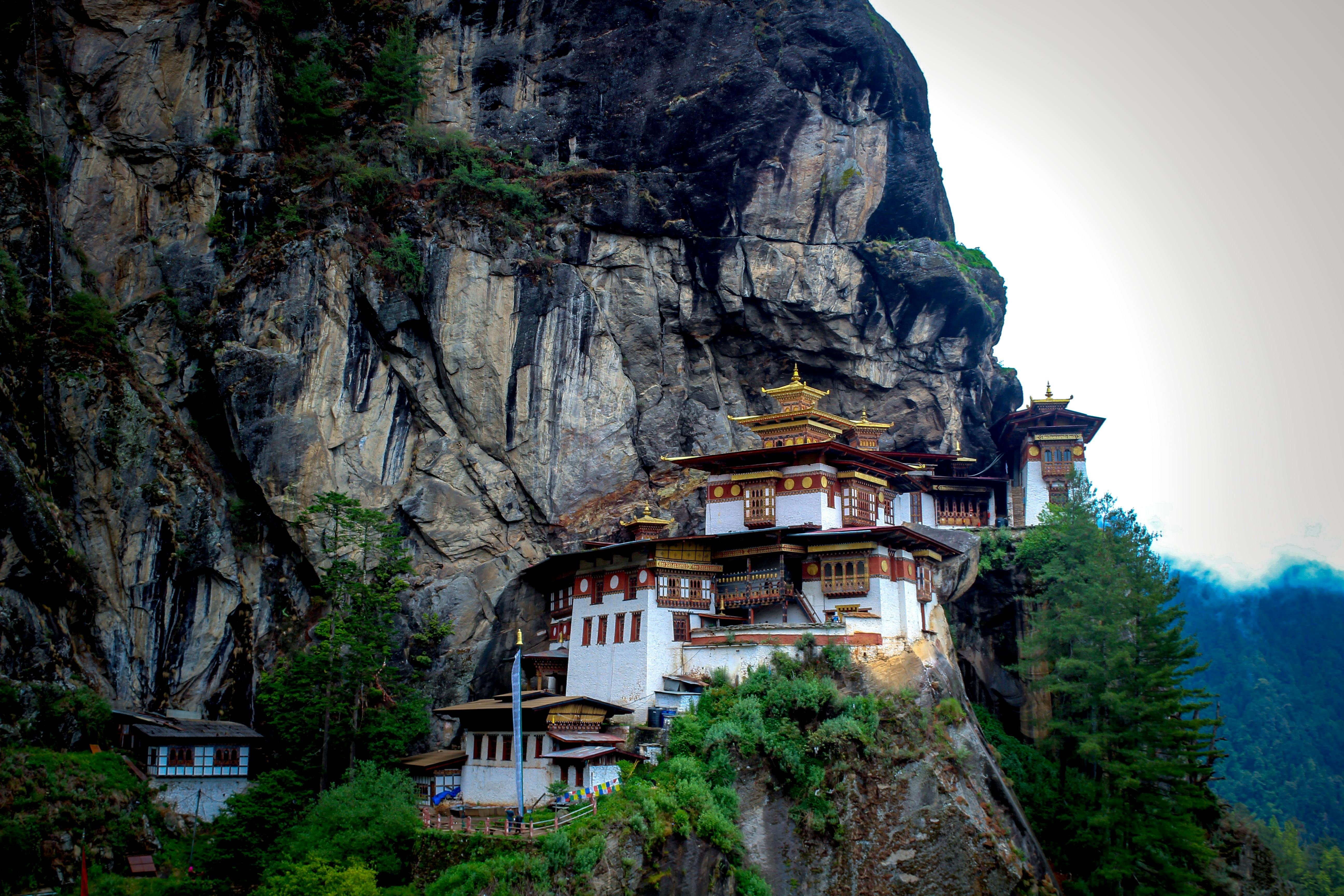 Buddhisttempel på en klippe i Bhutan