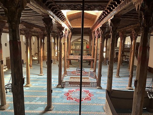 Inne i Beyşehir Eşrefoğlu-moskeen i Konya, Tyrkia