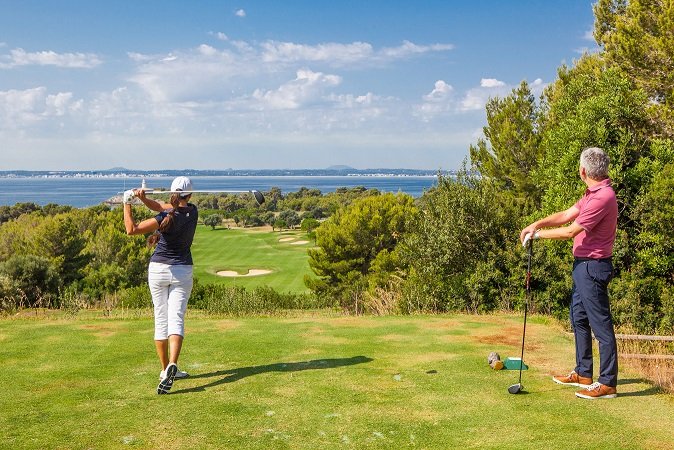 Golfssving på golfbane på Mallorca