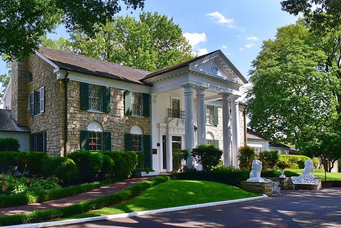 Exterior of Elvis' home Graceland in Memphis, USA