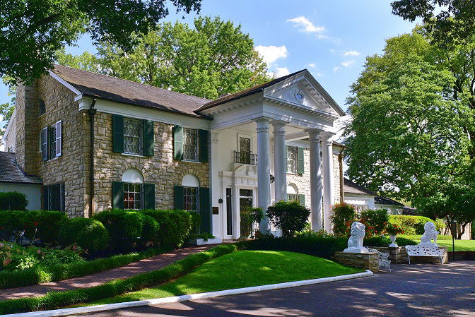 Exterior of Elvis' home Graceland in Memphis, USA