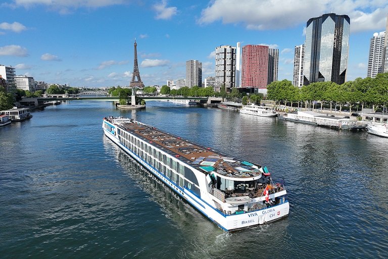 VIVA Gloria forlater Paris på Seinen