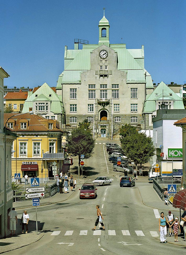 Utkikk mot rådhuset i Strömstad, Sverige