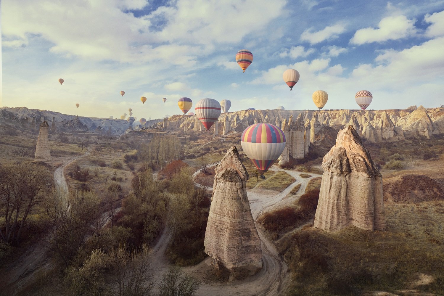 Luftballonger over en dal i Kappadokia, Tyrkia