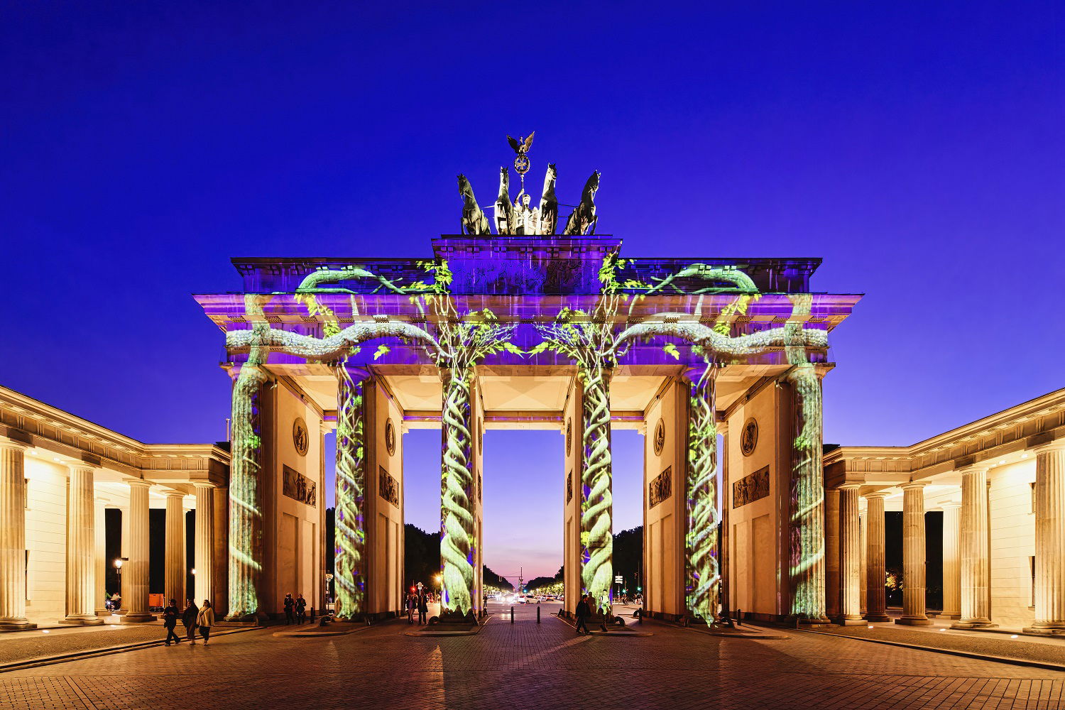 Lysinstallasjon på Brandenburger Tor i skumringen i Berlin, Tyskland