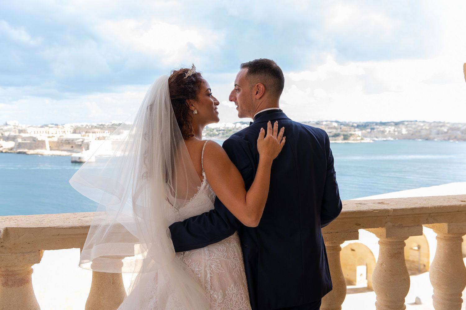Bryllupspar på nord terrassen på fortet St. Elmo, Malta