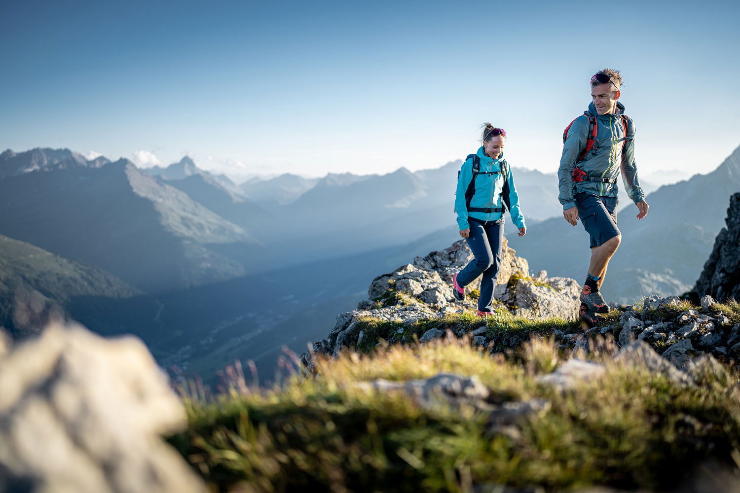 Mann og kvinne på fjelltur ved St. Anton am Arlberg, Østerrike