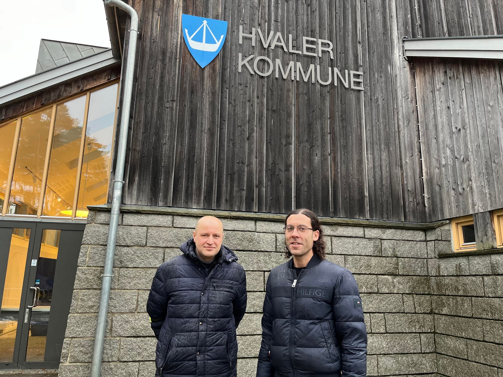 Mykhailo Kolomoiets og Daniel Werlemo i Hvaler IT Service utenfor rådhuset på Hvaler. Foto: Anne Cedervall