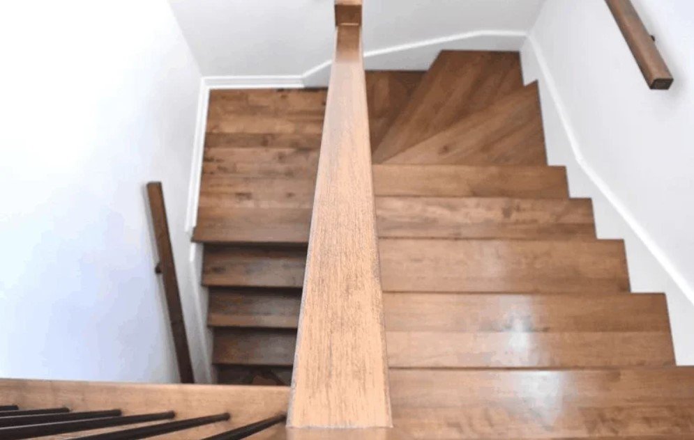 Finition de rampes d'escalier bois