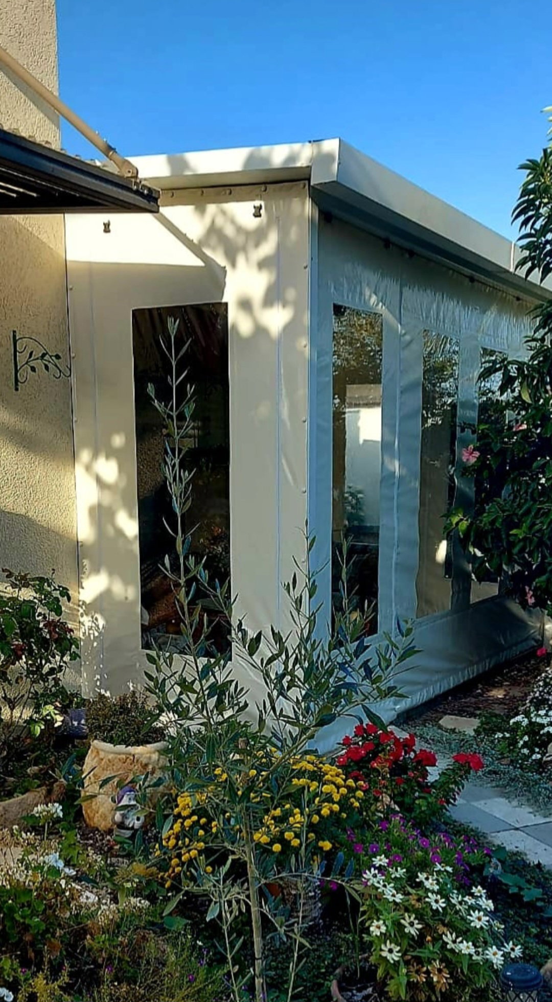 Tarpaulin costume made with transparent fabric