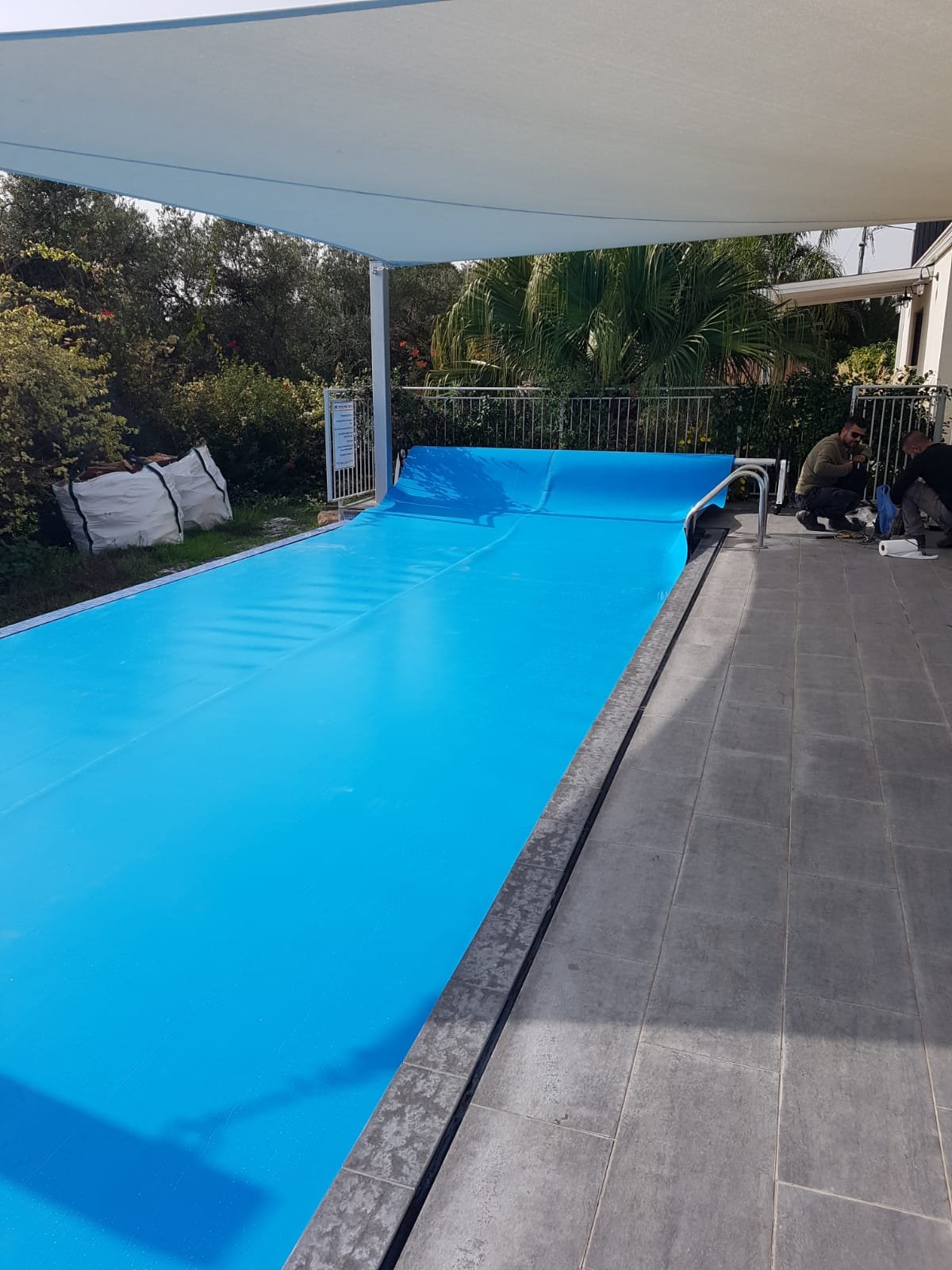 Floating thermal cover