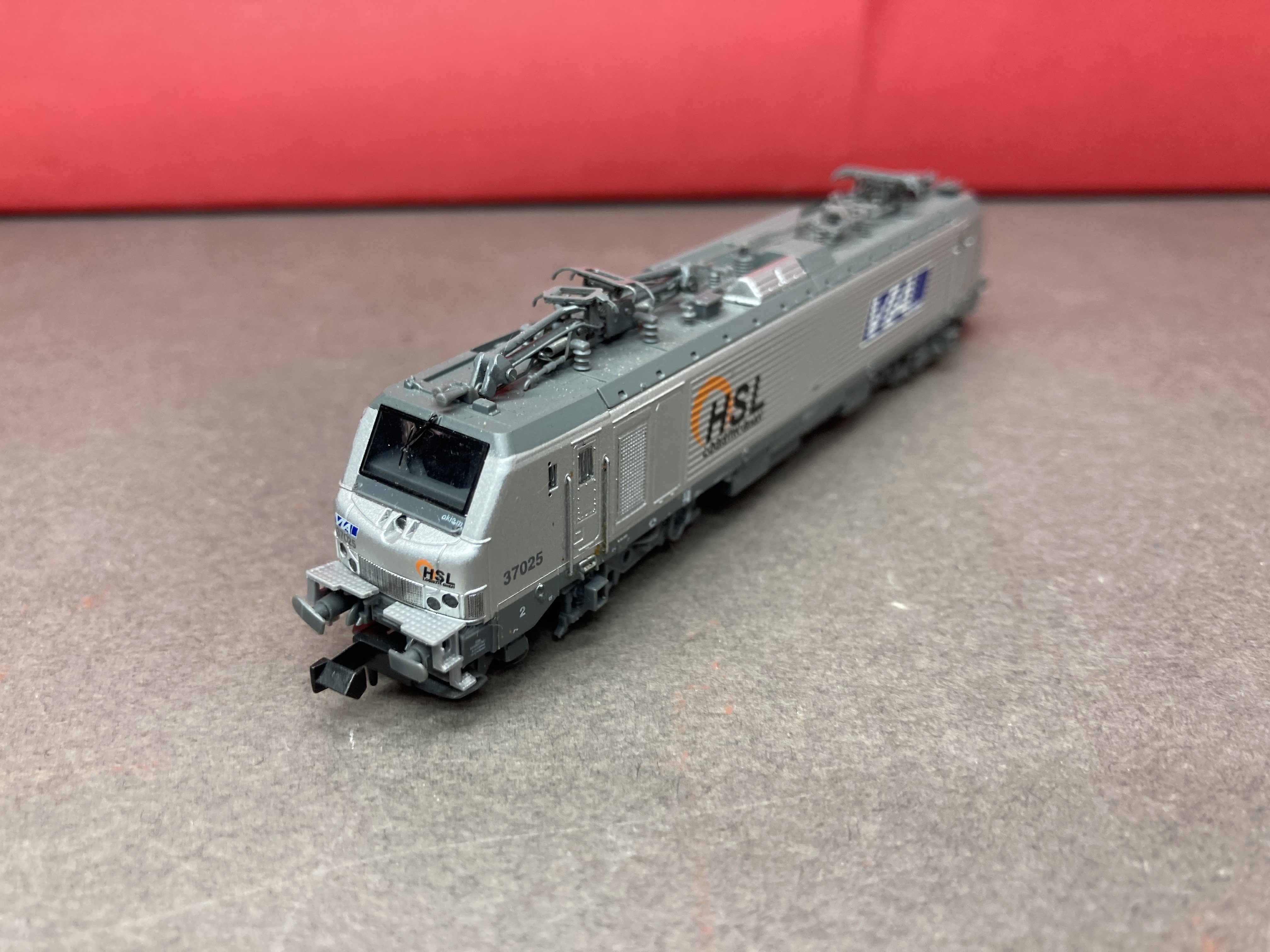 Locomotive électrique BB37025 HSL VIA livrée grise ROCKY-RAIL RR