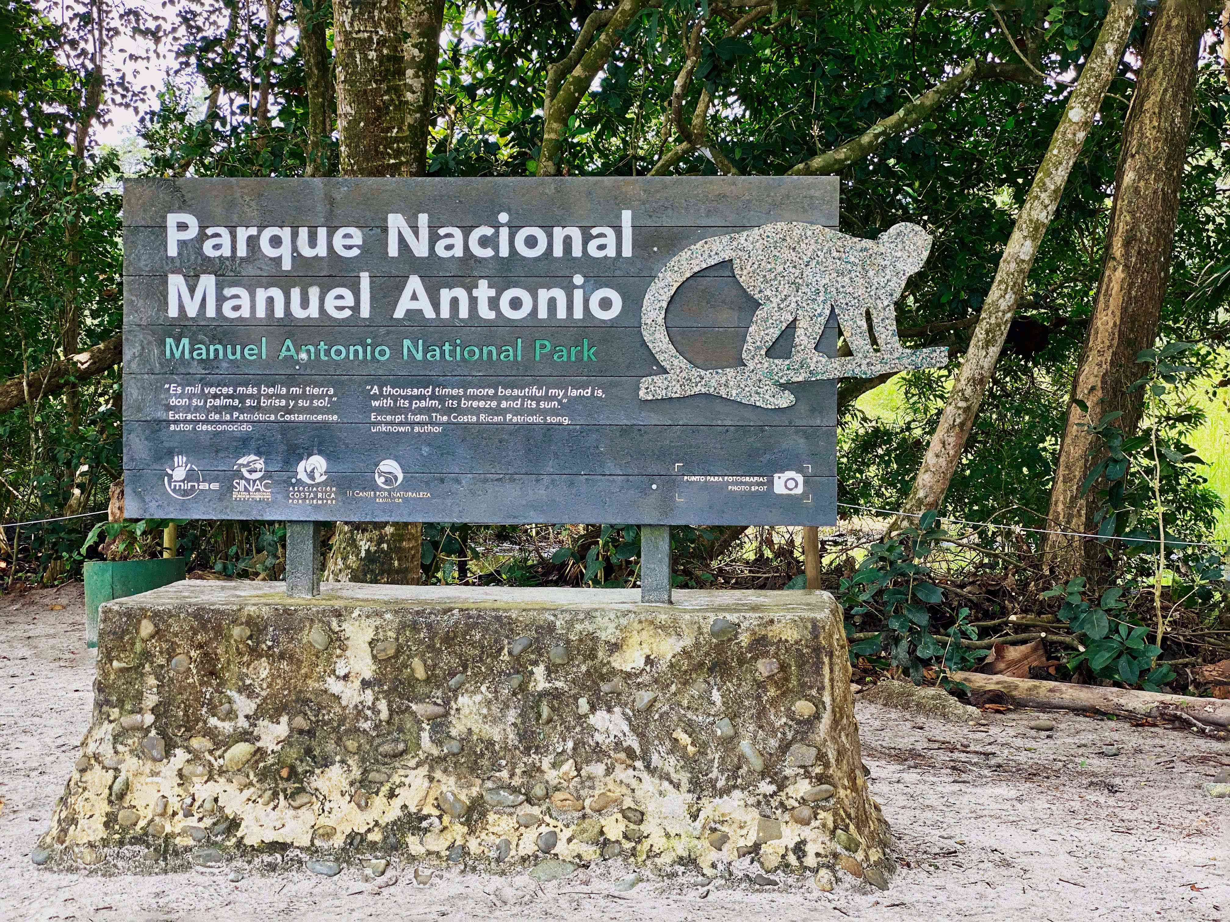 Im Manuel Antonio Nationalpark trifft der Regenwald auf das Meer