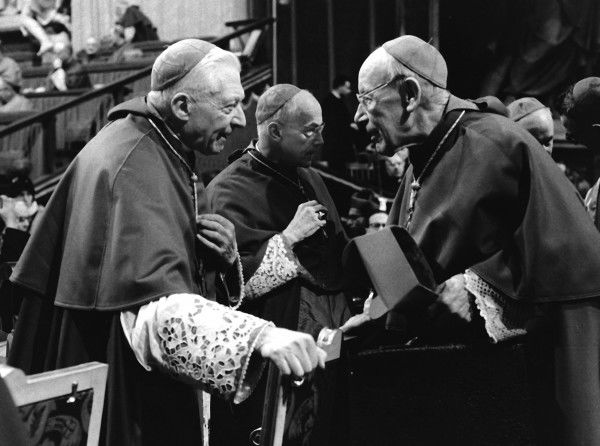 Nesta famosa foto de Vida no contexto do Concílio Vaticano II, Liénart faz acordos com o ultraprogressista Agistín Bea (em hebraico Behar) e ao fundo aparece o também hebreu Sergio Méndez Arceo, “bispo” de Cuernavaca.